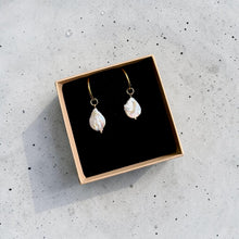 Load image into Gallery viewer, Freshwater Pearl Earrings - large gold