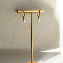 Load image into Gallery viewer, Hoop & Pearl - Small/gold