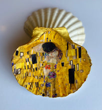 Load image into Gallery viewer, Scallop trinket dish - The Kiss