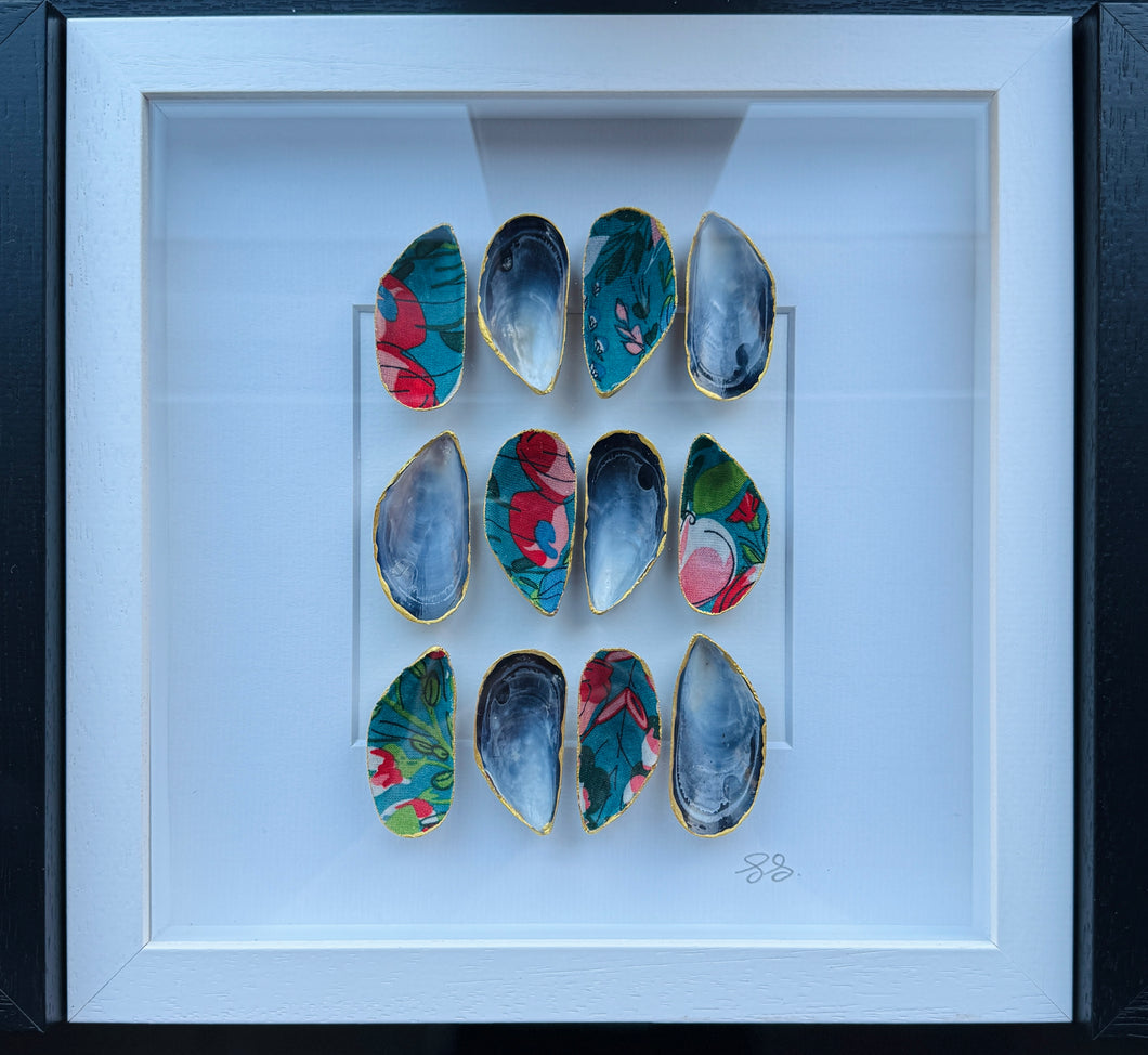 Mussel Shell Frame - vibrant garden (white frame)