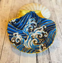 Load image into Gallery viewer, Scallop shell trinket dish - wave
