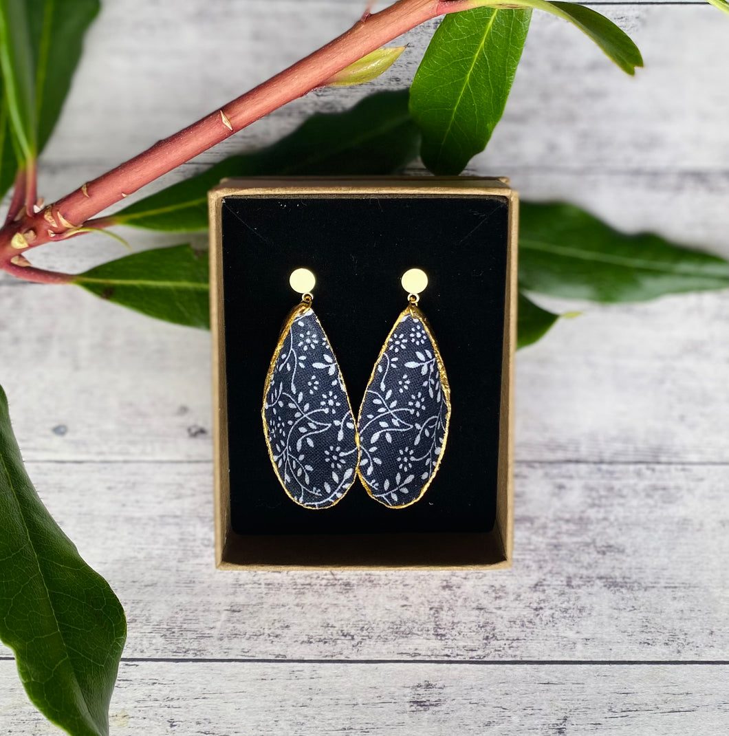 Mussel Shell Earrings navy bloom