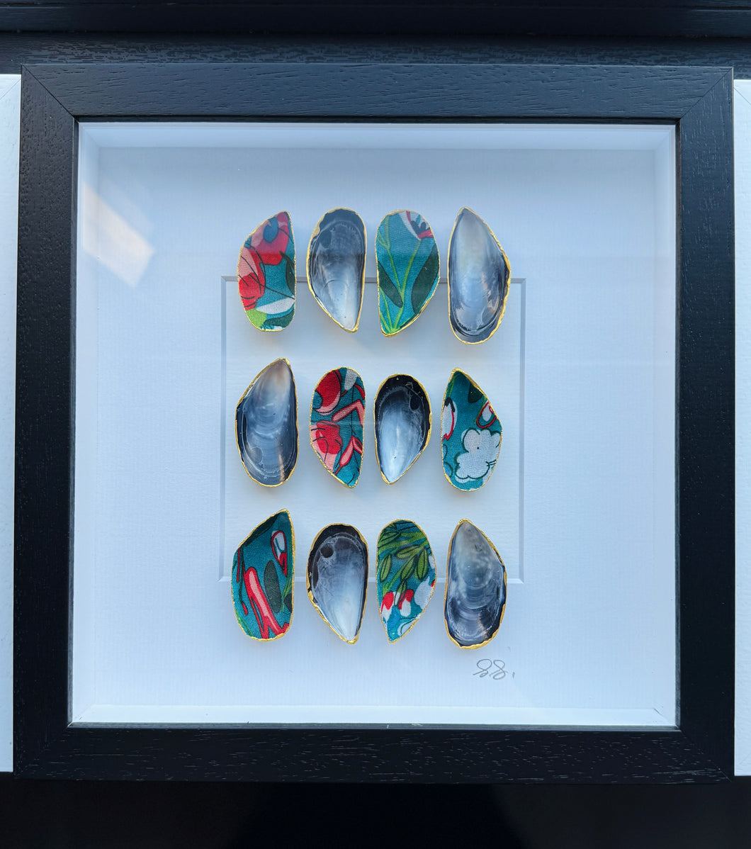 Mussel Shell Frame - vibrant garden (black frame)