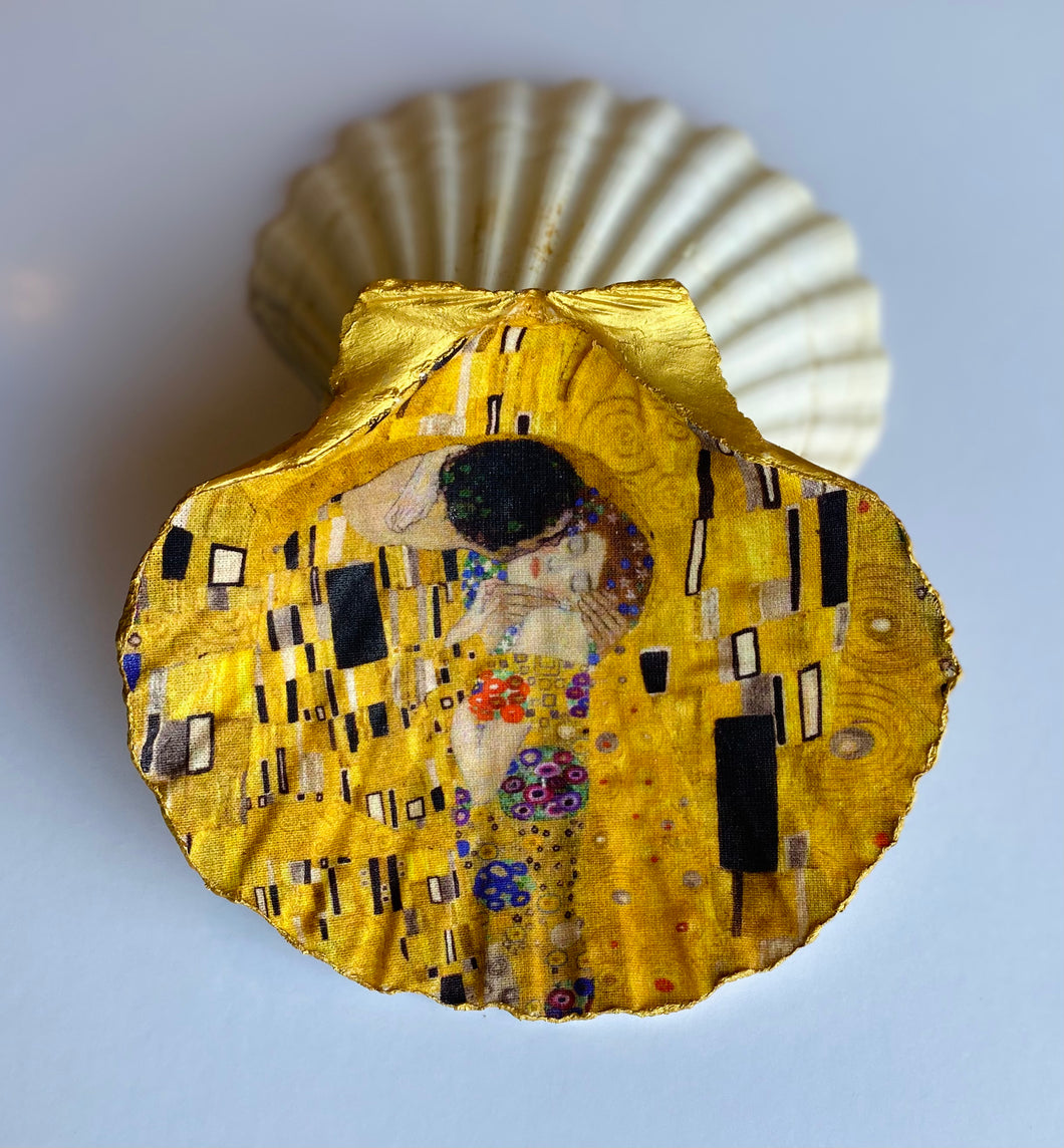 Scallop trinket dish - The Kiss