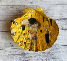 Load image into Gallery viewer, Scallop trinket dish - The Kiss

